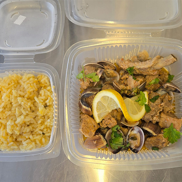 Carne de porco a Alentejana com arroz de cenoura