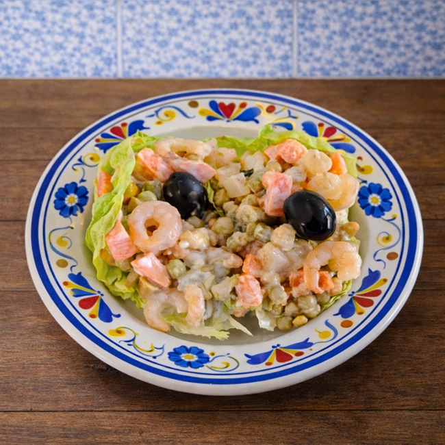 Salada russa com camarao
