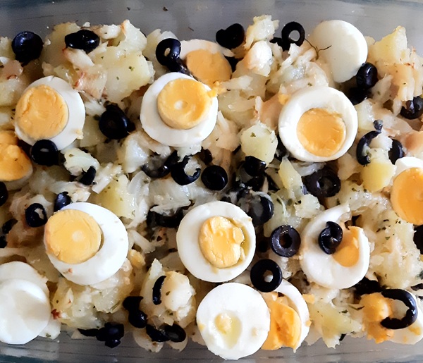 Bacalhàu à Gomes de Sà com salada verde