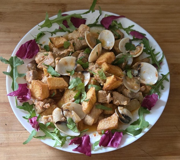 Carne à Alentejana com batata  e salada