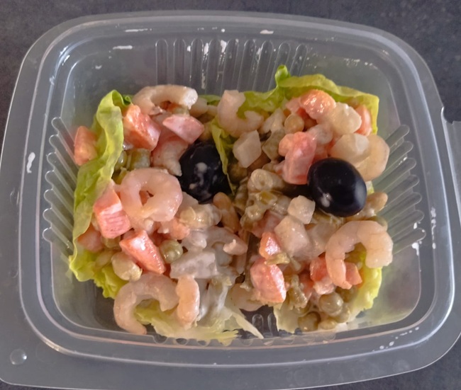 Salada russa com camarao