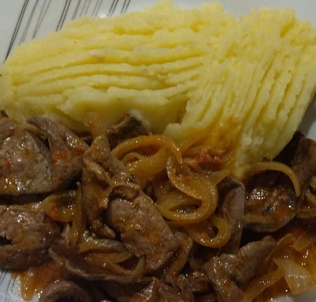 Iscas em cebolada à Portuguesa com purè