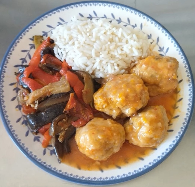 Almondegas com legumes & arroz